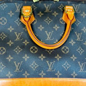 Cleaning out my closet, received this from my aunt H. Now it can be yours! 😍